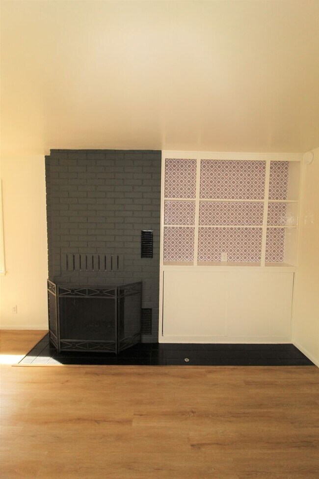 Building Photo - Midtown Ventura Studio with Great Amenities!