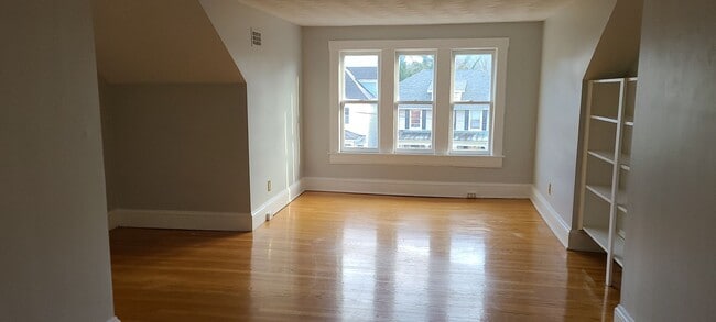 Building Photo - 1 Bedroom 3rd Floor Attic Apartment in Old...