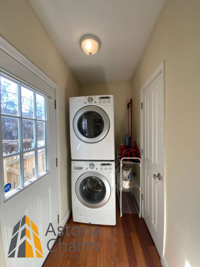 Building Photo - Stylish 2 Bedroom with Spa Bath, Hardwood Floors and Parking