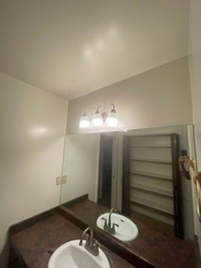 Building Photo - Spacious 3 bedroom, 1.5 bathroom condo in ...