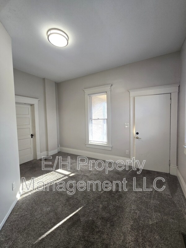 Building Photo - 1007 W Maple St
