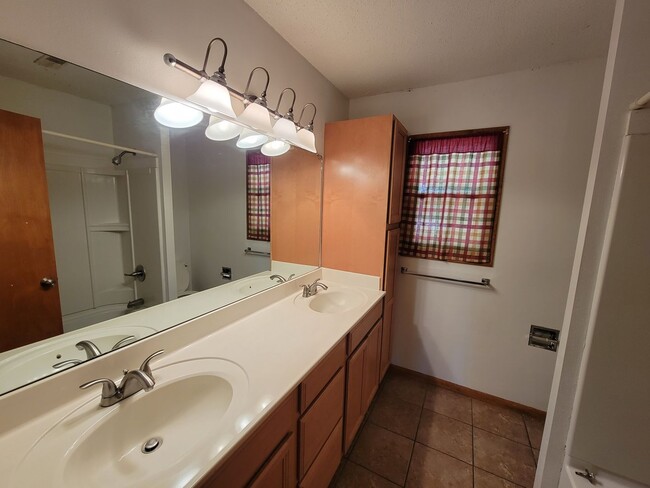 Building Photo - 1103 College St