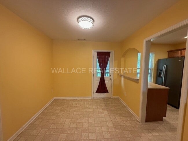 Building Photo - AWESOME 3 BEDROOM IN SOKNO IN COLONIAL EST...