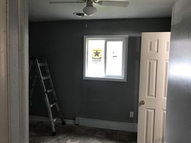 Building Photo - Cozy 3 bed 1.5 bath with Backyard