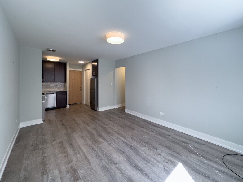 Building Photo - 448 W Barry Ave