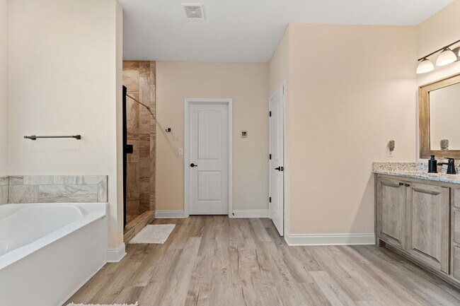 Building Photo - 5568 Micanopy Dr