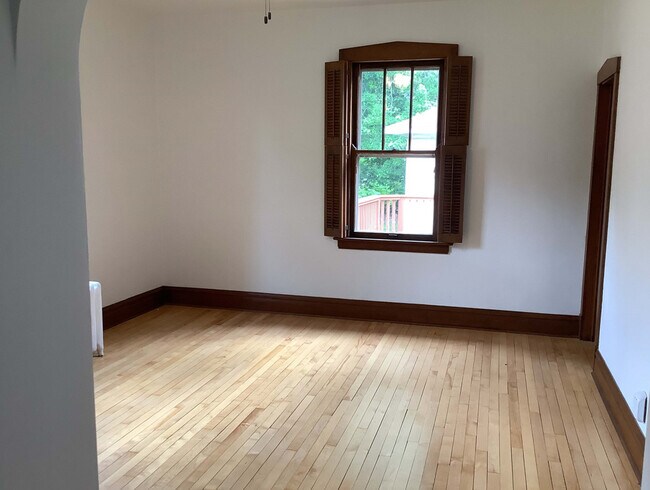 Building Photo - 549 S Division St