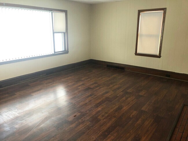 Building Photo - 6-Bedroom, 2-Bath Home Just A Few Blocks From Downtown