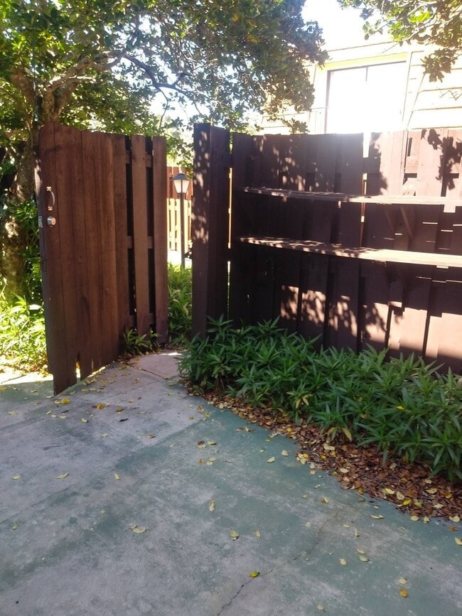 Building Photo - Beautiful 2 bedroom  2.5 bath duplex in qu...
