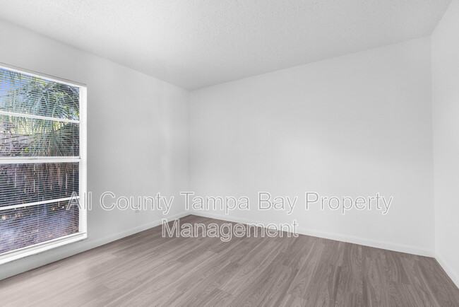 Building Photo - 905 N Newport Ave