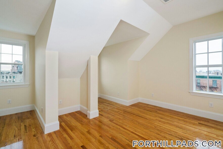 Building Photo - 128 Roxbury St