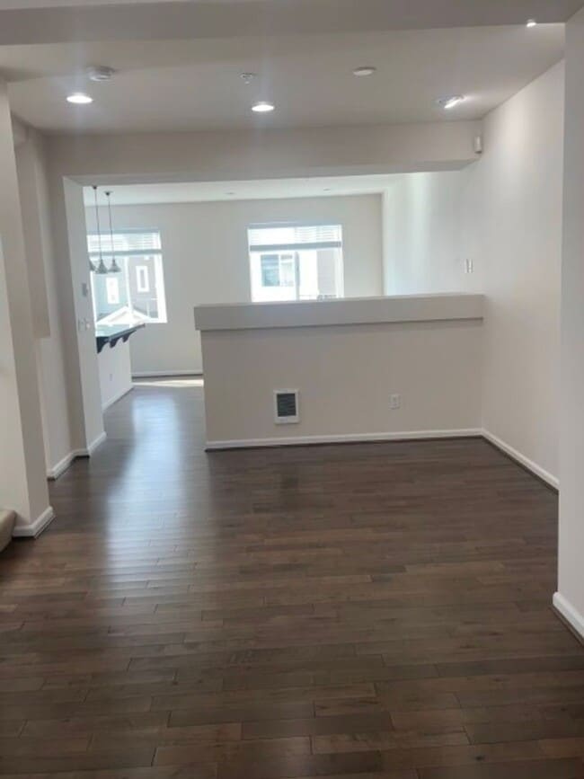 Building Photo - 3bd/2.5ba Lynnwood Townhome