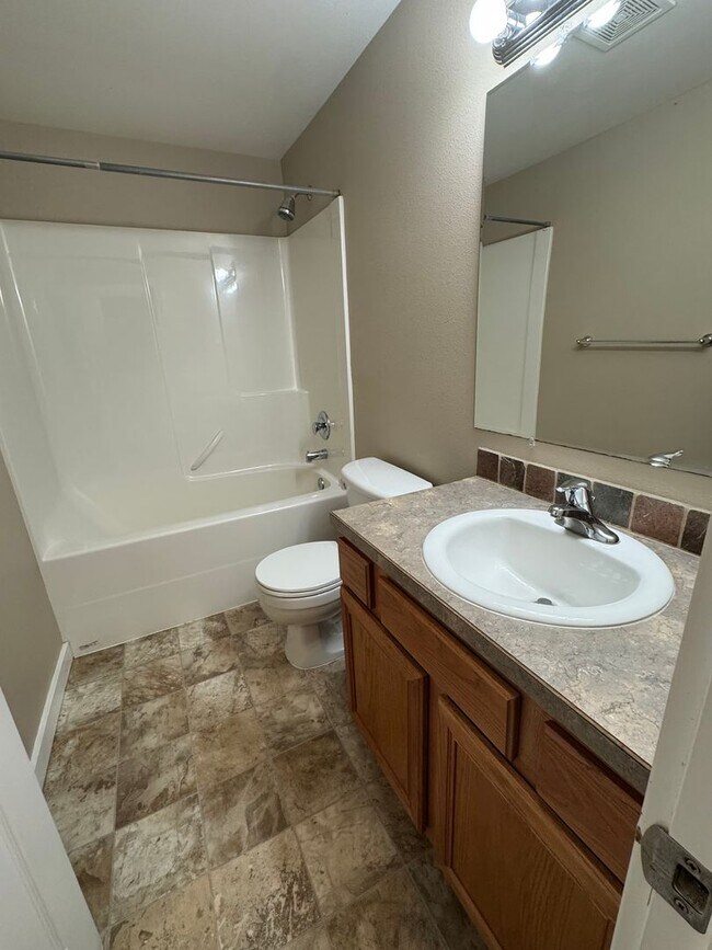 Building Photo - Gorgeous 4 bedroom, 2 bath, Albany