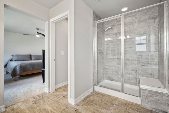Building Photo - Stunning 4BR House in Aurora