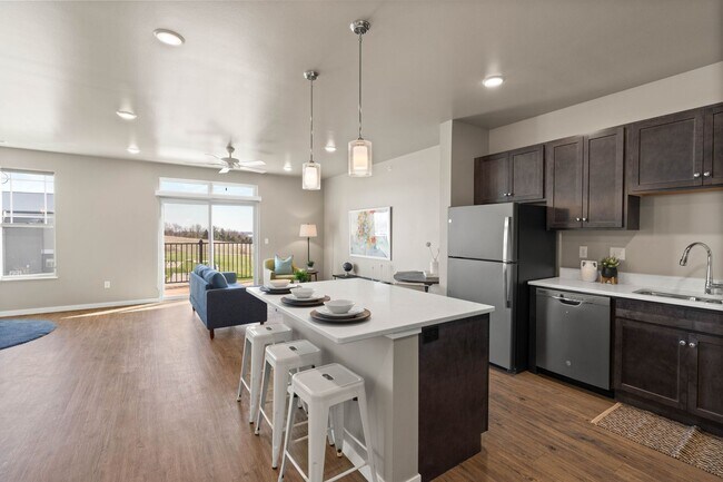 Building Photo - Spacious 1-Bedroom/1.5-Bath, unit 105, available 5/1/2026