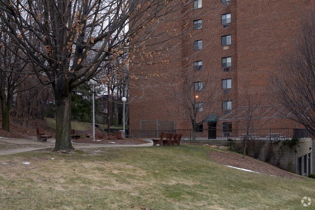 Building Photo - Towers East