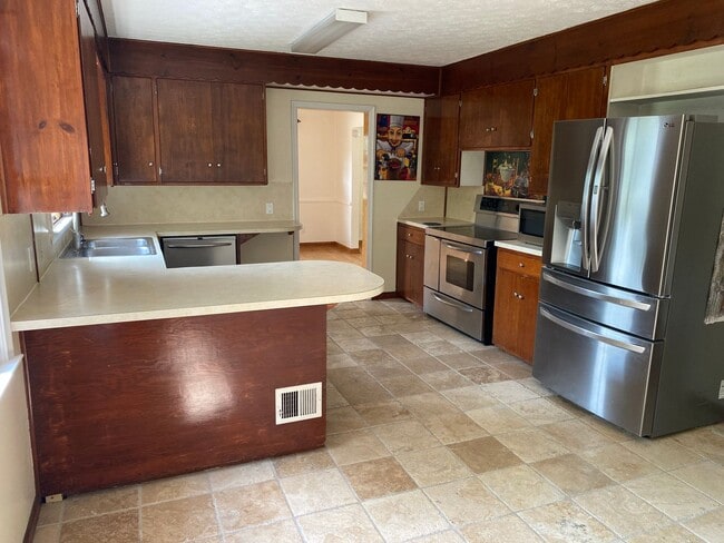 Building Photo - Charming 3 Bedroom, 3 Bathroom Ranch Home ...