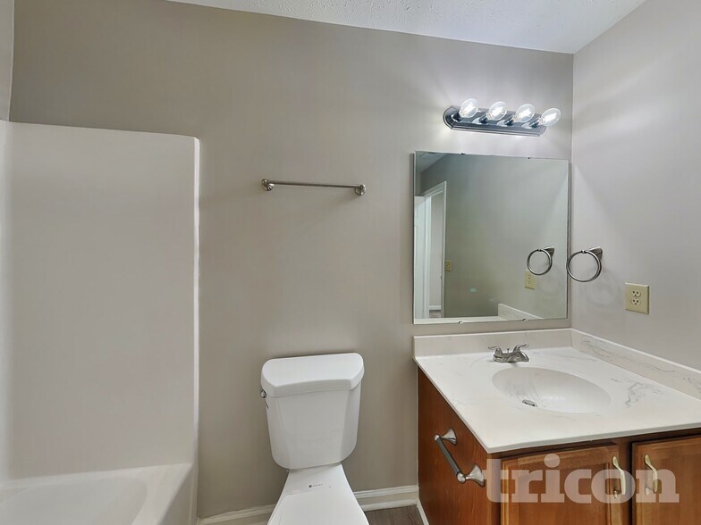 Building Photo - 614 Eastpointe Dr