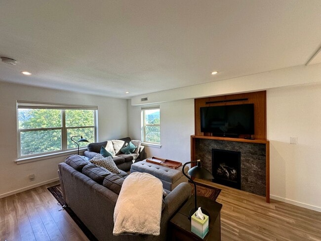 Building Photo - Move in ready - fully furnished condo in H...