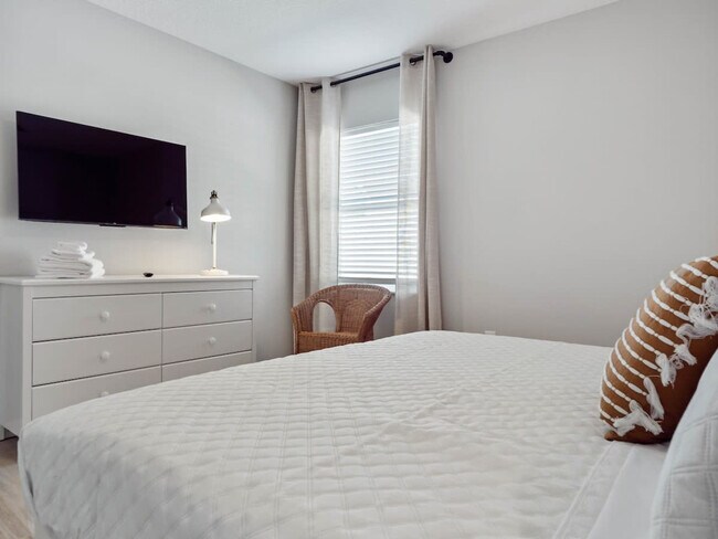 Building Photo - 6 Clinton Ct N