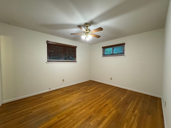 Building Photo - Gorgeous 4 Bed 3 Bath Home Sitting On Spac...