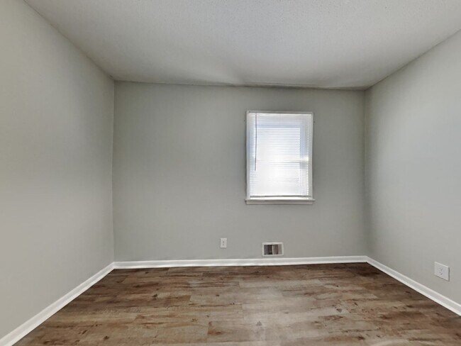 Building Photo - Charming 4-Bed Home in Kansas City with Garage Parking