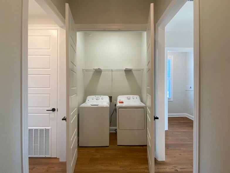 Building Photo - 1028 Bridgewater Ave