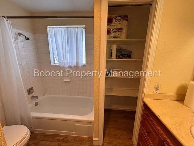 Building Photo - 1316 Green Dr