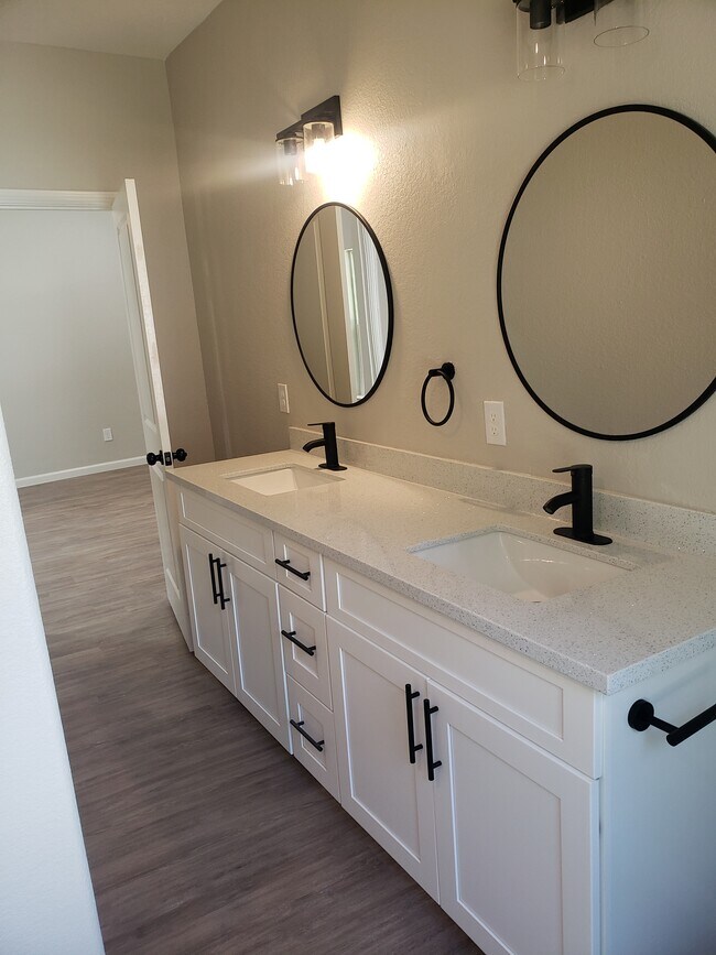 Dual vanities - 936 W Austin St