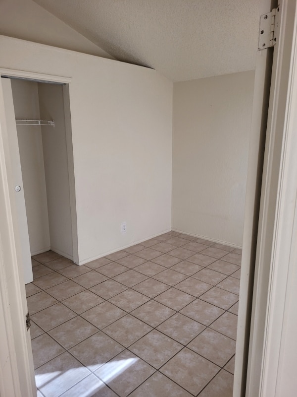 Building Photo - 910 Destello Rd