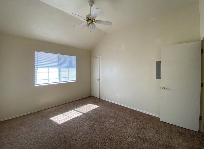 Building Photo - 4603 Hudson Dr