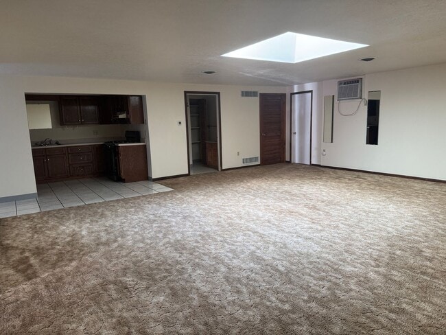 Building Photo - X-Large One Bedroom ground level apartment...