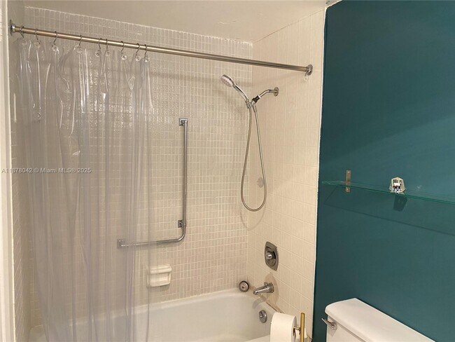 Building Photo - 4200 Hillcrest Dr