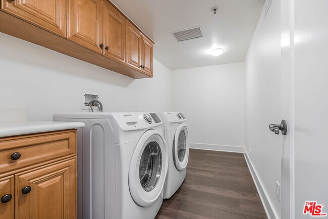 Building Photo - 5800 Seawalk Dr