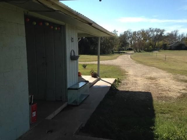 Building Photo - 208 NW River Rd