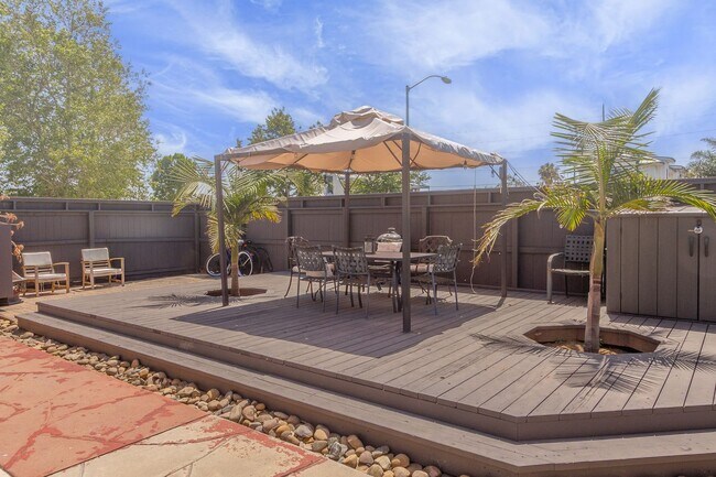 Building Photo - Refreshed 2 Bed/1 Bath in the Heart of Pacific Beach- Close to the Beach + Bay! REDUCED DEPOSIT $...