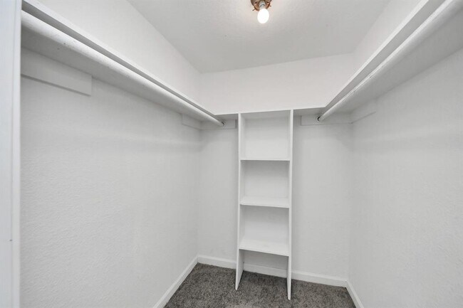 Building Photo - 8100 Creekbend Dr