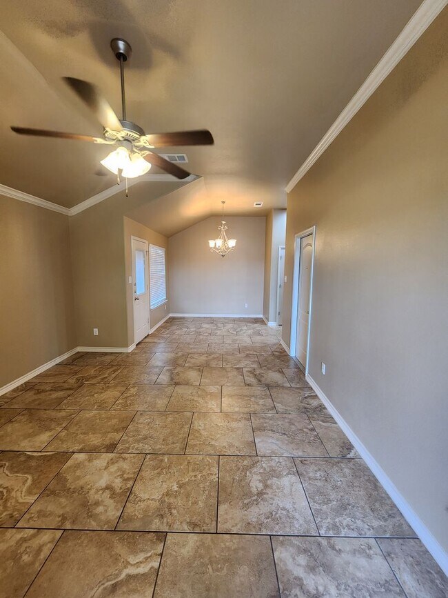 Building Photo - Beautiful 3 bed/2 bath Duplex off of Bunny...