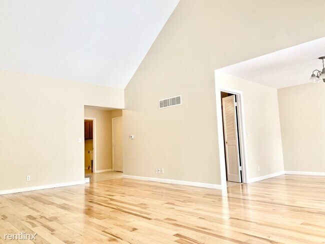 Building Photo - 3 br, 3 bath Townhome - 2314 W Bancroft Ct