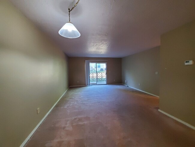 Building Photo - 4 Bedroom Available in July