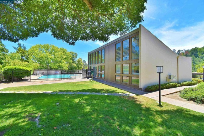 Building Photo - 2067 Ascot Dr