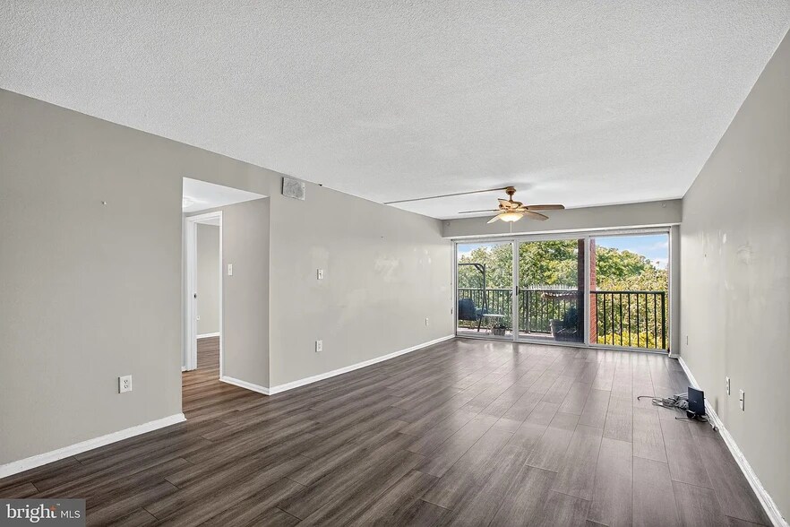 lounge to balcony - 1300 Army Navy Dr