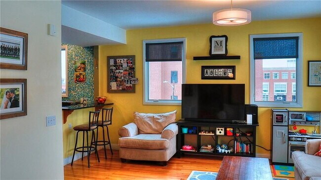 Building Photo - "Spacious 3-Bed Oasis with Granite Eleganc...