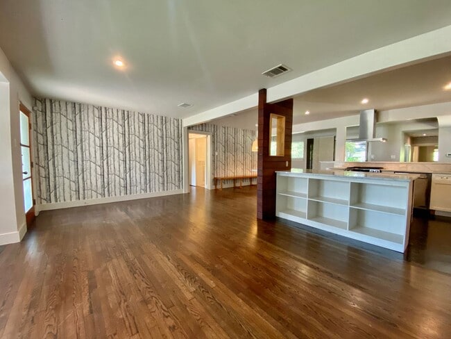 Building Photo - Charming 4 Bedrooms, 3 Bathrooms Home in Allandale!!!!