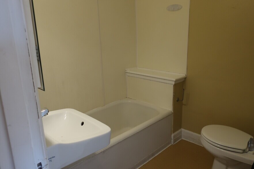 Building Photo - 527 Yakima St