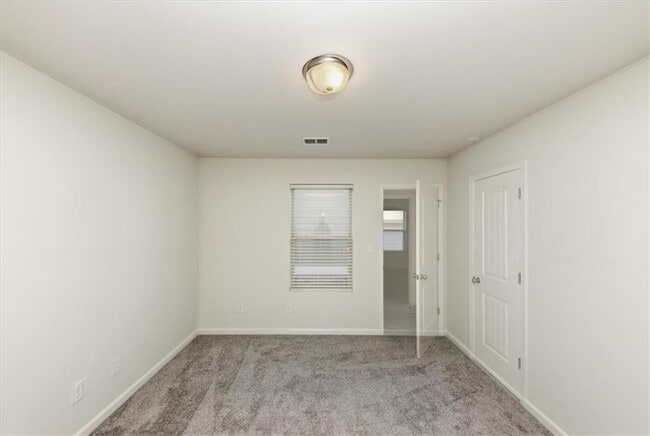 Building Photo - 541 Tulip Ln