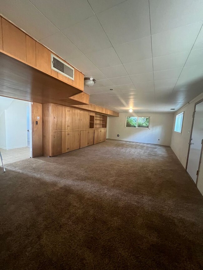 Building Photo - 4 Bedroom, 3 Bathroom Home - Located near ...