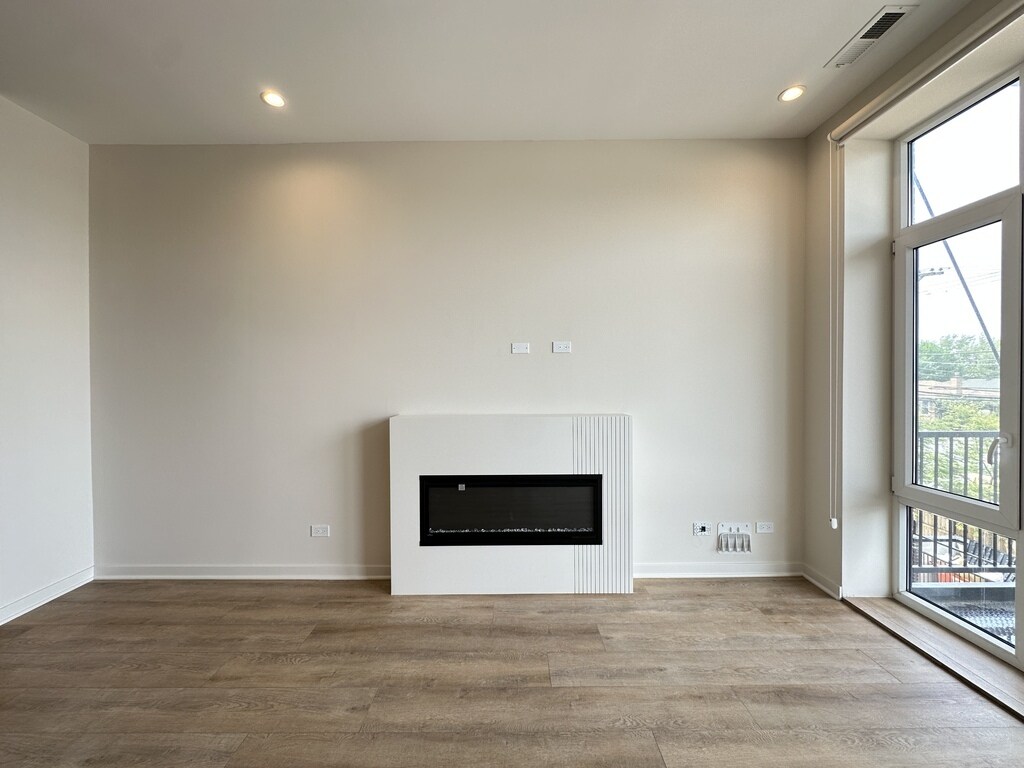 Building Photo - 6340 W Belmont Ave