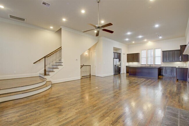 Building Photo - 9627 Fannin Station W