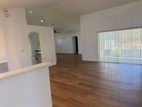 Building Photo - 137 SW Meade Cir